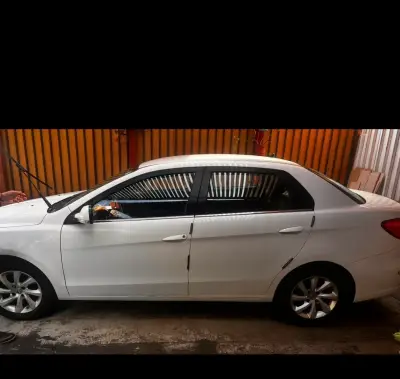 Auto sedán blanco en muy buen estado - miniatura 1