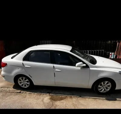 Auto sedán blanco en muy buen estado - miniatura 2