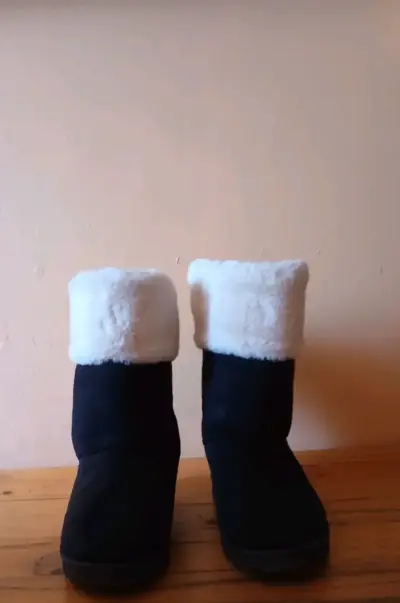 Botas de invierno negras con forro blanco - miniatura 1