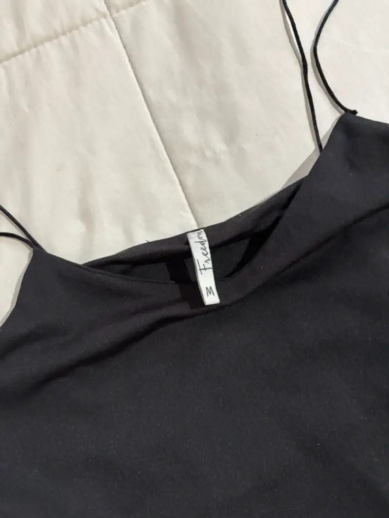 Polera negra de tirantes delgados - 2