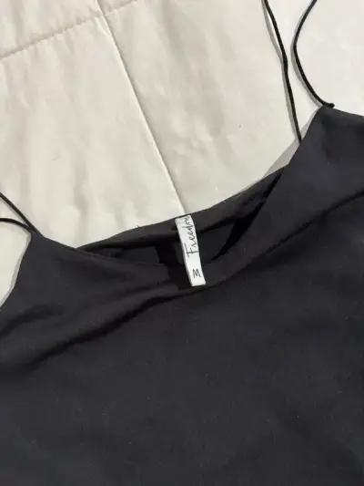 Polera negra de tirantes delgados - miniatura 2