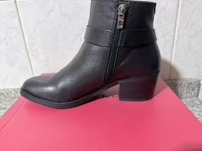 Botines negros de cuero con cierre lateral - miniatura 1