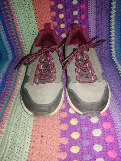 Zapatillas deportivas gris y burdeos - miniatura 1