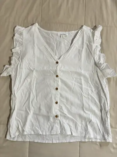 Blusa blanca con volantes y botones - miniatura 1