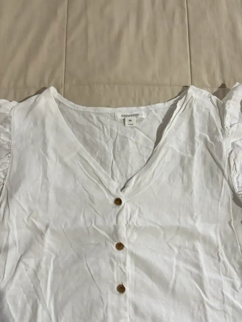 Blusa blanca con volantes y botones - 2