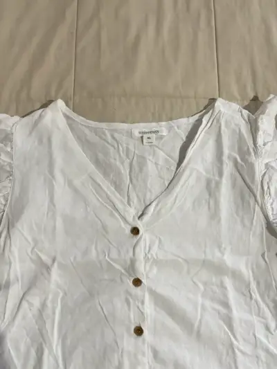 Blusa blanca con volantes y botones - miniatura 2