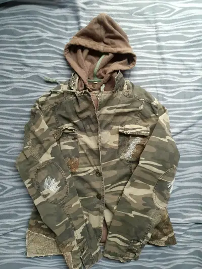 Chaqueta camuflada con capucha - miniatura 1