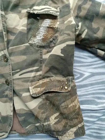 Chaqueta camuflada con capucha - miniatura 3