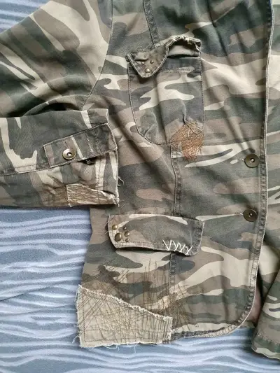 Chaqueta camuflada con capucha - miniatura 4
