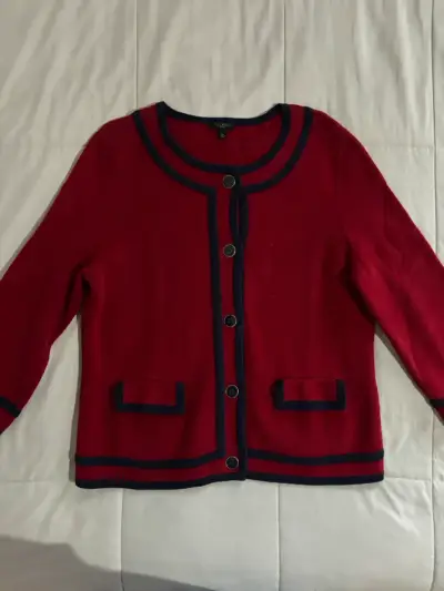 Cardigan rojo con ribetes azul marino - miniatura 1