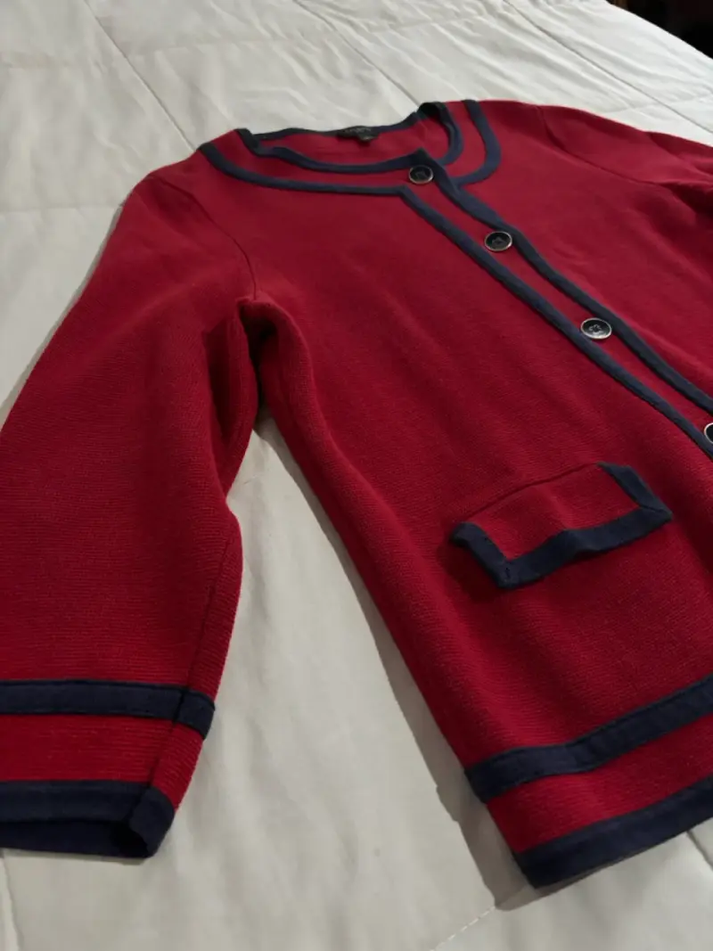 Cardigan rojo con ribetes azul marino - 2