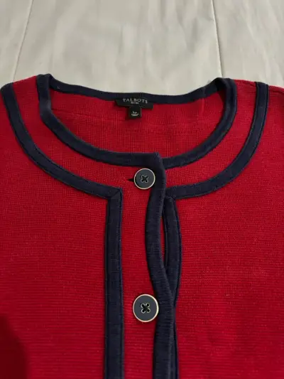 Cardigan rojo con ribetes azul marino - miniatura 3