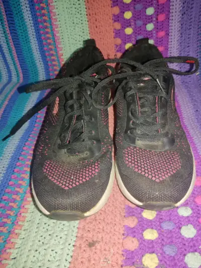 Zapatillas deportivas negras con detalles rosados - miniatura 1
