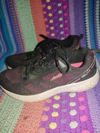 Zapatillas deportivas negras con detalles rosados - miniatura 2