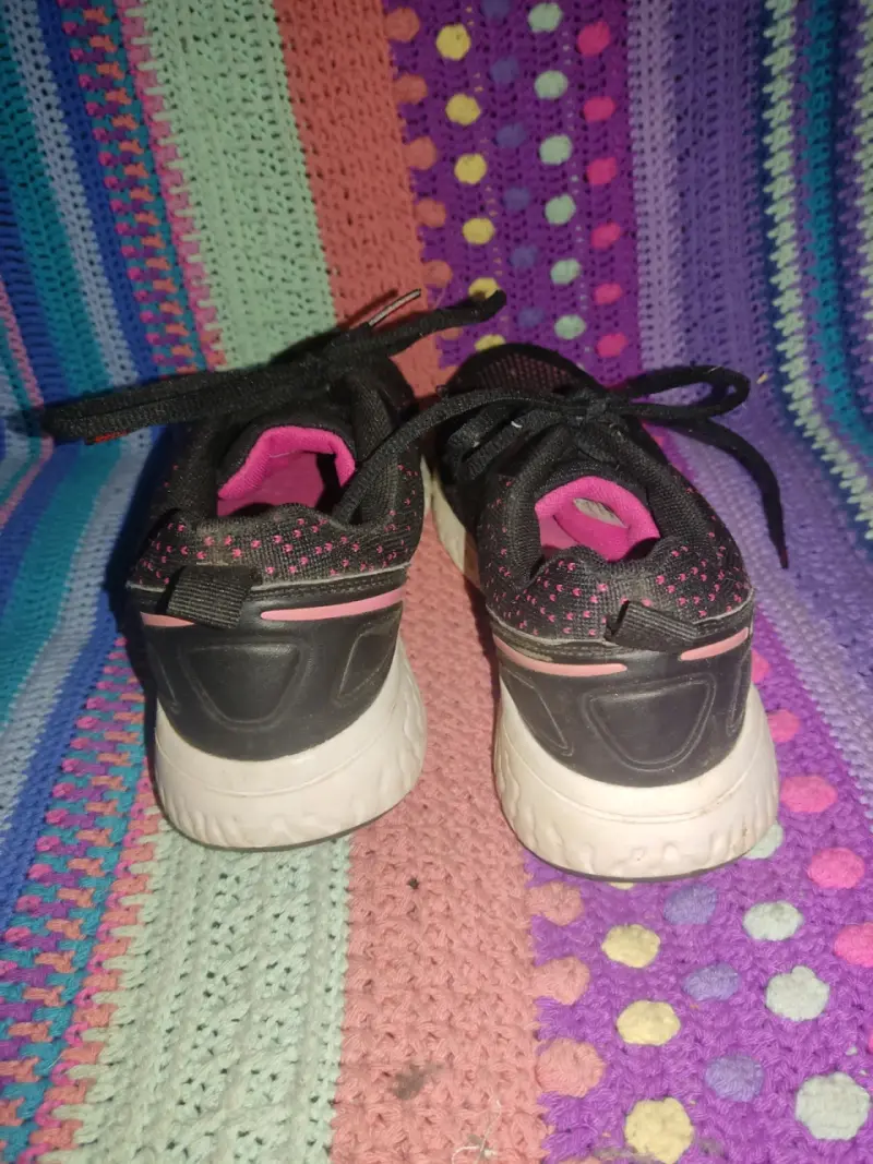 Zapatillas deportivas negras con detalles rosados - 3