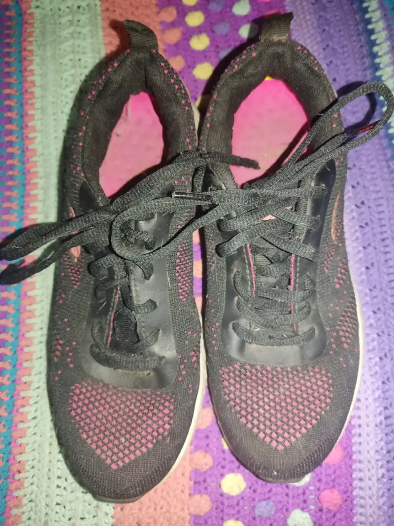 Zapatillas deportivas negras con detalles rosados - 4