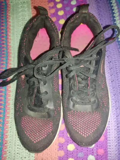 Zapatillas deportivas negras con detalles rosados - miniatura 4
