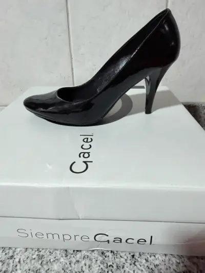 Zapatos de tacón negro elegante - miniatura 2