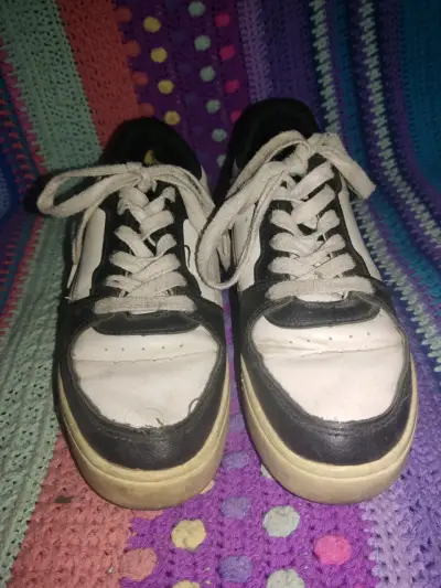 Zapatillas deportivas blancas y negras - miniatura 1