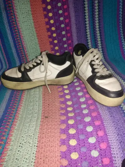 Zapatillas deportivas blancas y negras - miniatura 2