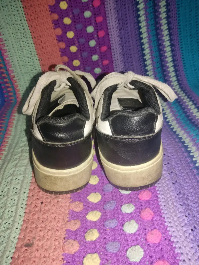 Zapatillas deportivas blancas y negras - 3