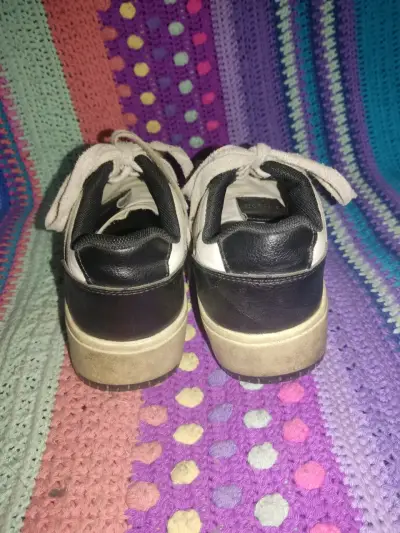 Zapatillas deportivas blancas y negras - miniatura 3