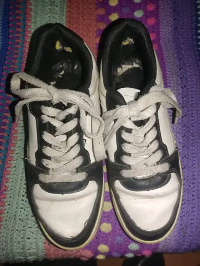 Zapatillas deportivas blancas y negras - miniatura 4