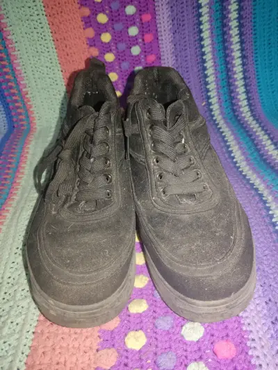 Zapatillas negras deportivas usadas - miniatura 1