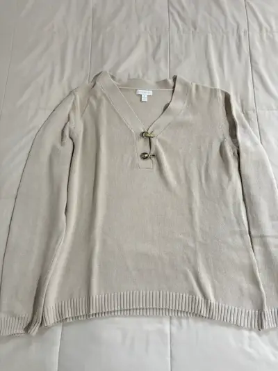 Suéter beige con detalles de hebilla - miniatura 1