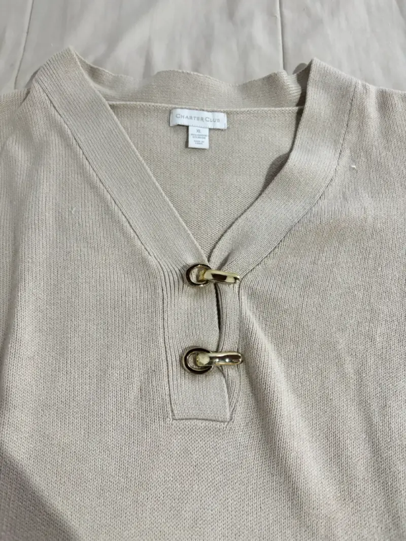 Suéter beige con detalles de hebilla - 2