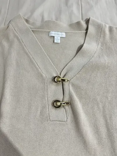 Suéter beige con detalles de hebilla - miniatura 2