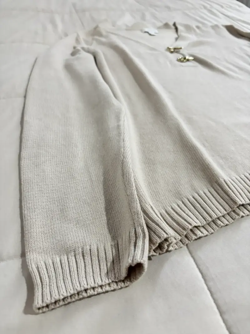 Suéter beige con detalles de hebilla - 3