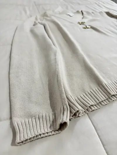 Suéter beige con detalles de hebilla - miniatura 3