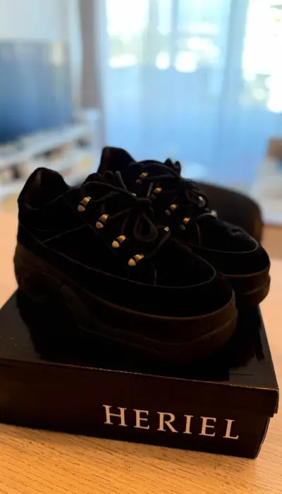 Zapatillas negras Heriel de gamuza - miniatura 1