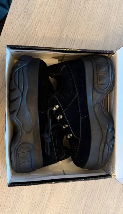 Zapatillas negras Heriel de gamuza - miniatura 2