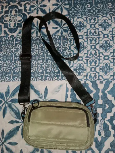 Bandolera pequeña verde oliva con correa ajustable - miniatura 4
