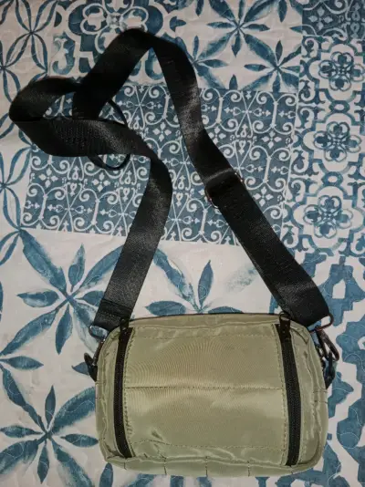 Bandolera pequeña verde oliva con correa ajustable - miniatura 6