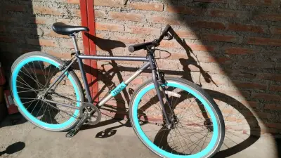 Bicicleta Yerka urbana con ruedas celestes - miniatura 1