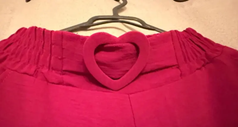 Pantalones anchos fucsia con cinturón corazón - 2