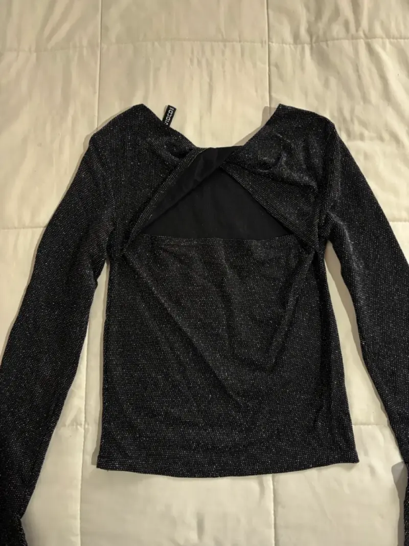 Polera negra de manga larga con brillo - 3