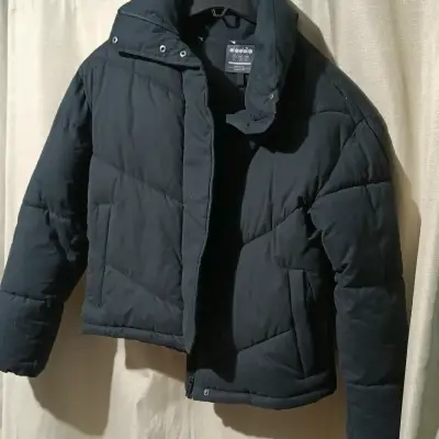 Chaqueta acolchada negra para invierno - miniatura 1