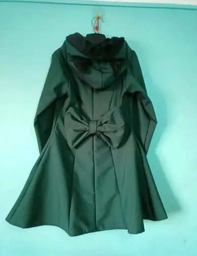 Abrigo verde con capucha y lazo - miniatura 1