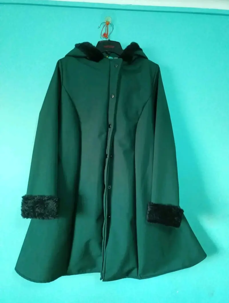Abrigo verde con capucha y lazo - 2