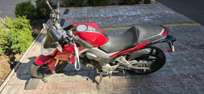 Moto Honda CB 190r 2016 - miniatura 1