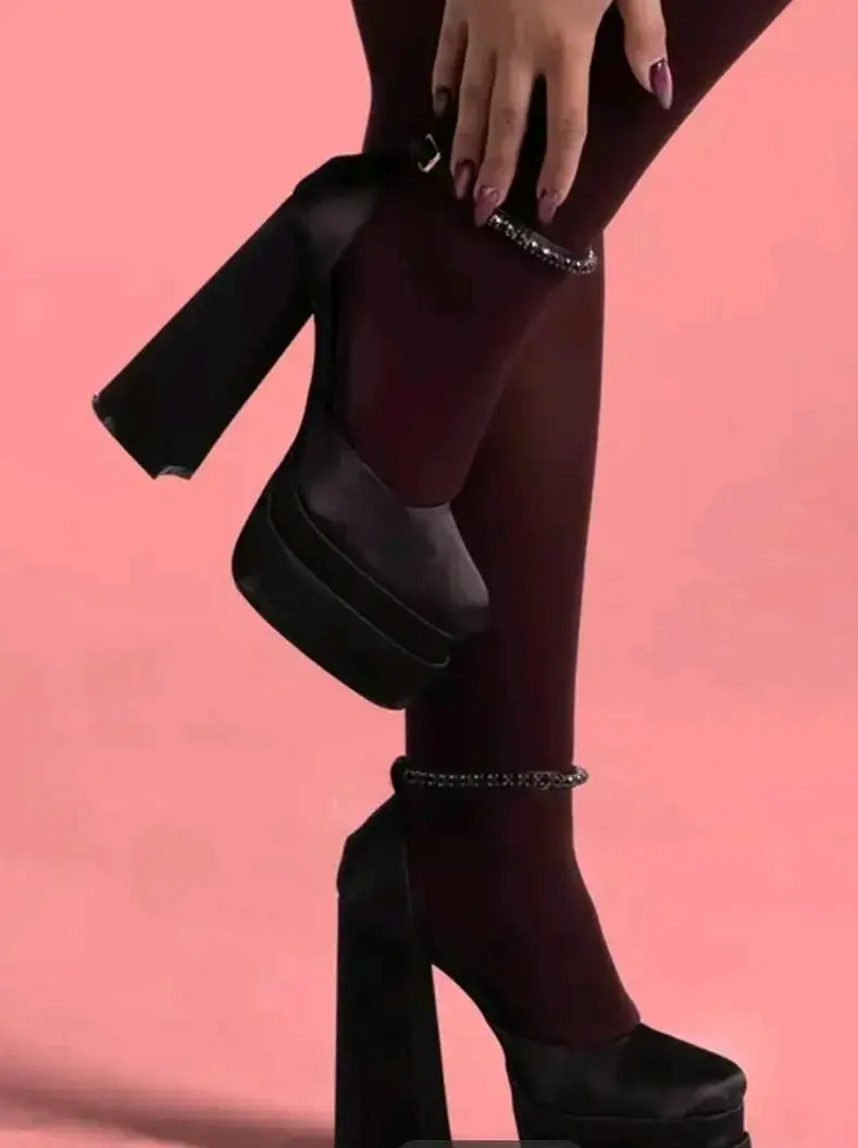 Zapatos de tacón alto negros con hebilla - 2
