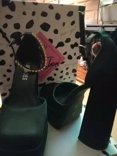 Zapatos de tacón alto negros con hebilla - miniatura 5