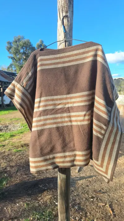 Poncho de lana marrón con rayas - miniatura 1