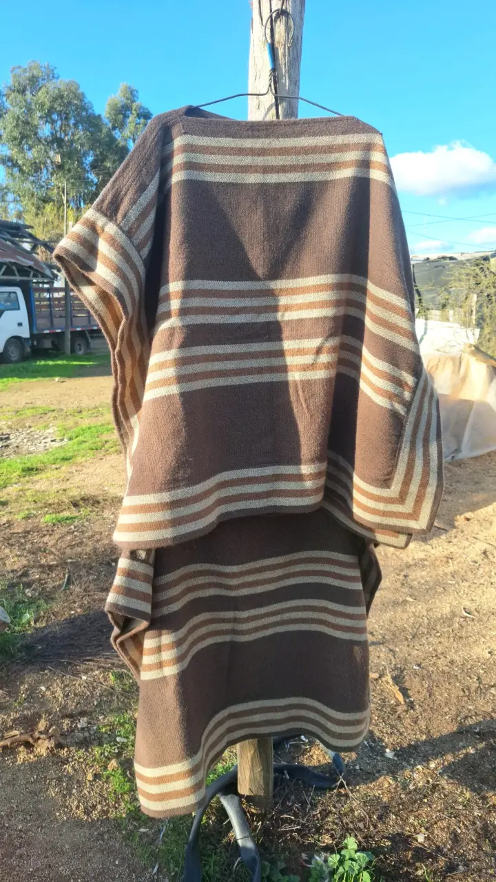 Poncho de lana marrón con rayas - 2