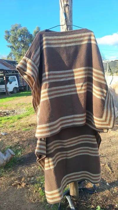 Poncho de lana marrón con rayas - miniatura 3