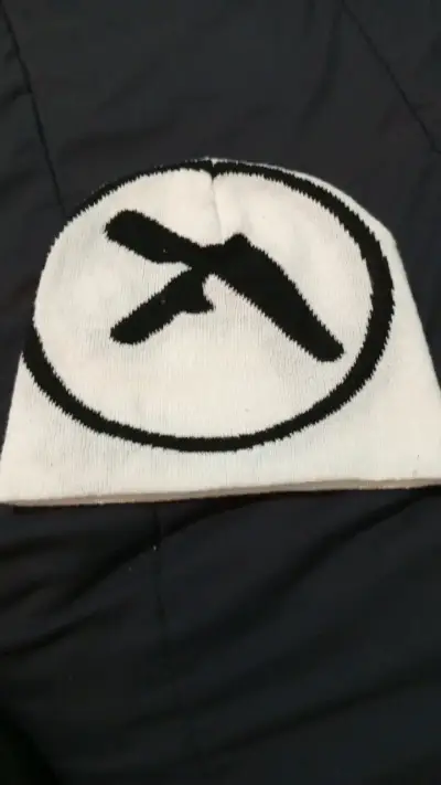 Gorro de lana blanco con logo de musica negro - miniatura 1